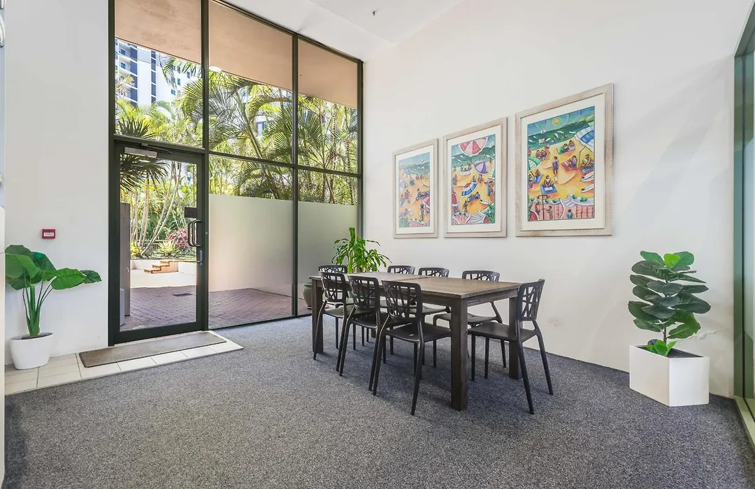 The Meriton Apartments On Main Beach-1