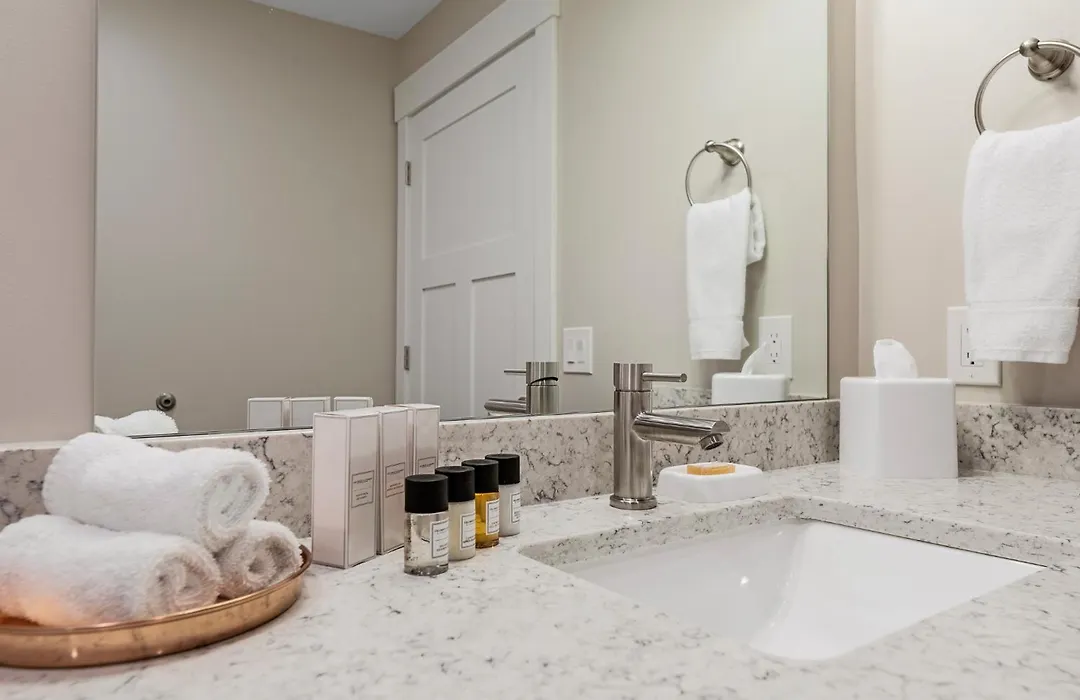 539 Bay St ⁀➷ 3Bdr Lake View Penthouse Condo On West Bay ➠ 401W-1