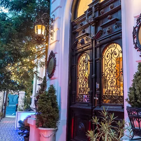 Conacul Coroanei Luxury Boutique-3