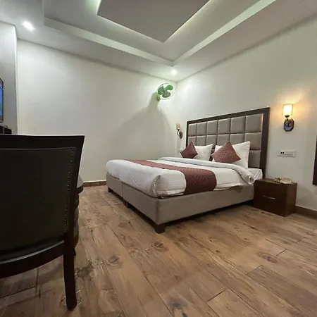 Asia Holidays Resort - With Swimming Pool And Centrally Ac Heated Rooms With Mountain View - On Road Property-2
