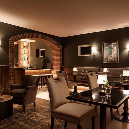 86 State Circle - Luxury Boutique Hotel-3