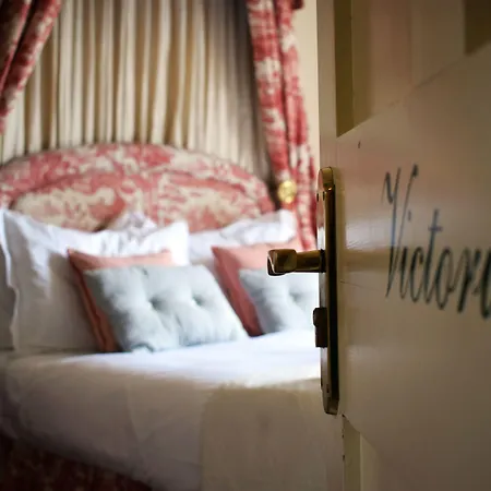 The Windsor Townhouse Air Conditioned Rooms-3