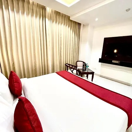 Hotel Lycoris Zirakpur Chandigarh !! Main Highway Hotel ! Lift ! Large Parking ! Premium Ac Rooms ! Traveler Choice-2