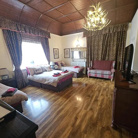 The West Highland Way Hotel And Campground Rooms And Pitches-3