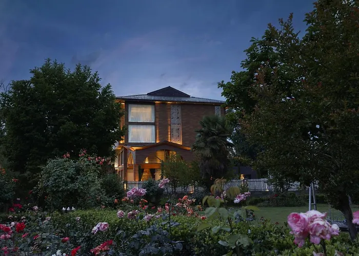 Welcomheritage Grand, Srinagar