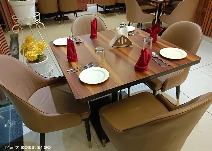 Hotel Lycoris Zirakpur Chandigarh !! Main Highway Hotel ! Lift ! Large Parking ! Premium Ac Rooms ! Traveler Choice